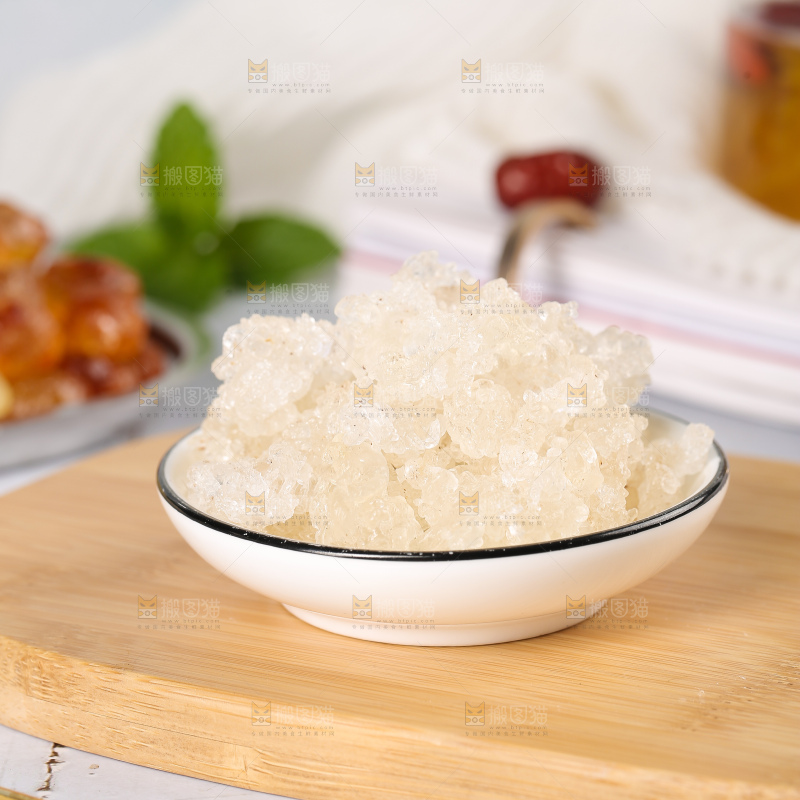 木板上放着一盘雪燕