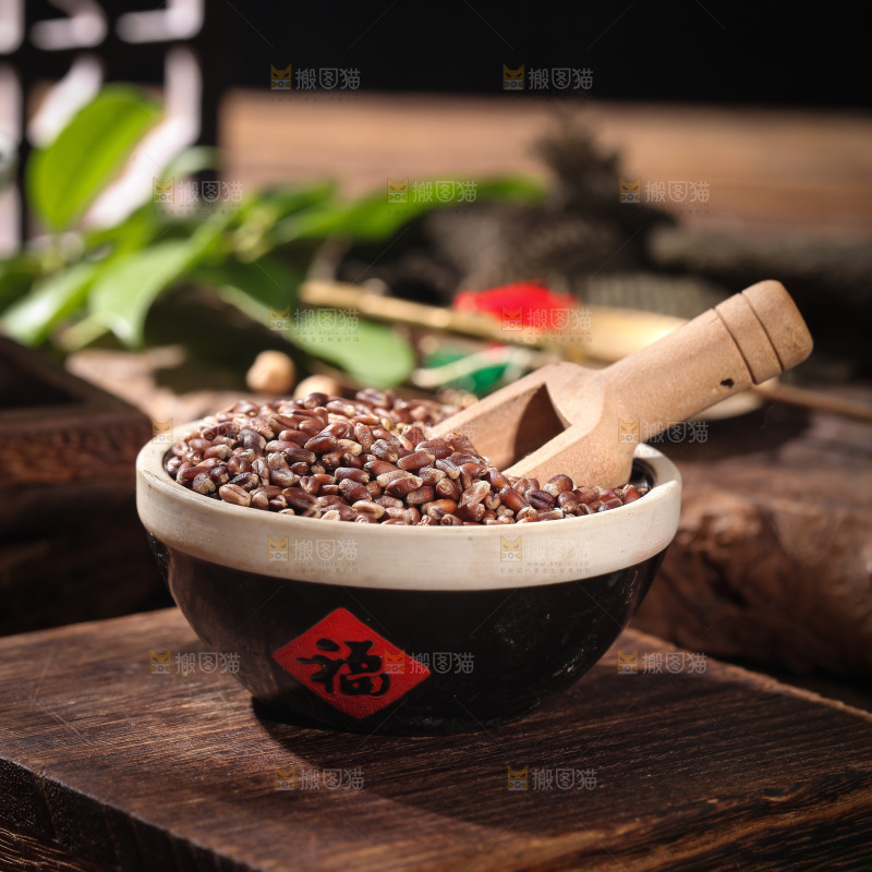 木板上放着一碗黑小麦