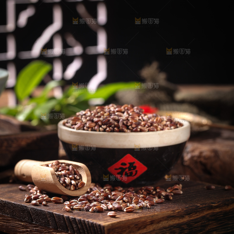 木板上放着一碗黑小麦