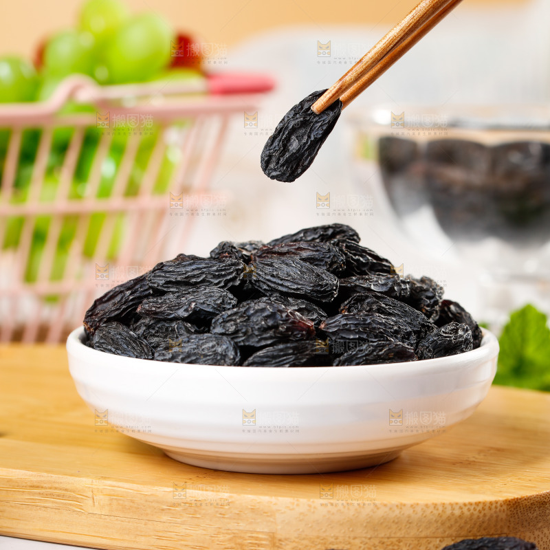 筷子上夹着黑加仑葡萄干