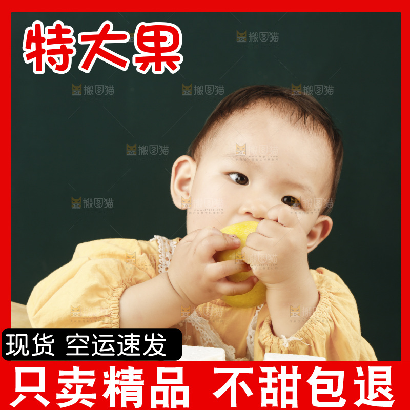 小孩吃着黄金百香果