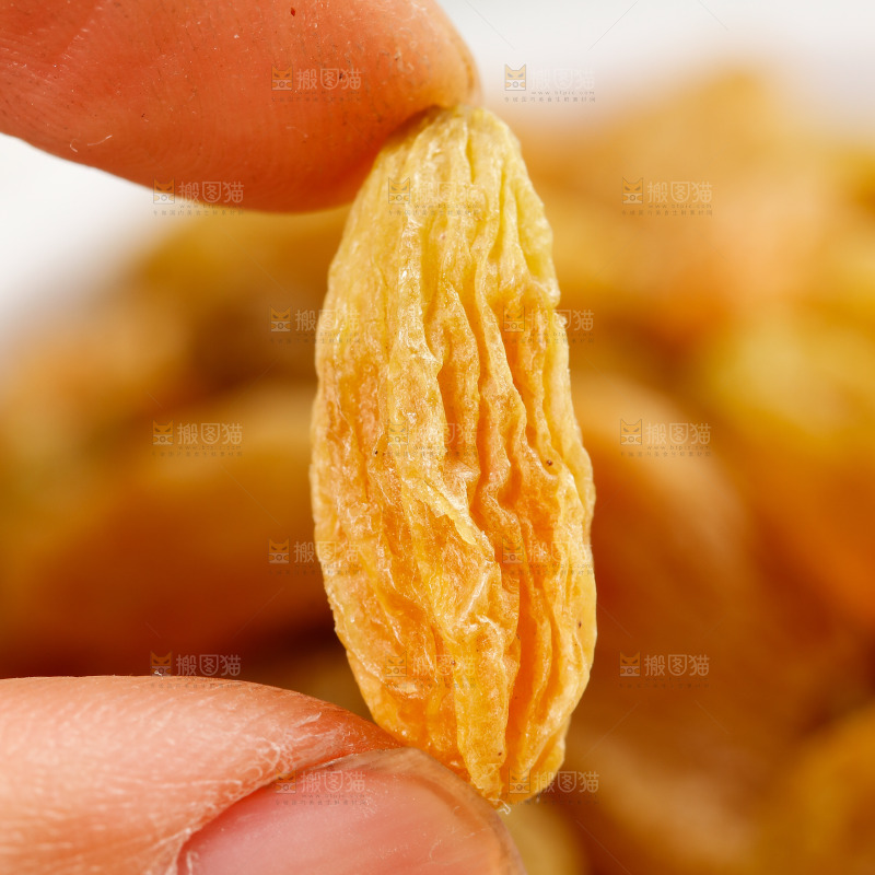 手里拿着黄葡萄干