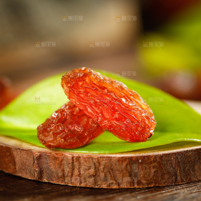 叶子上放着玫瑰红葡萄干