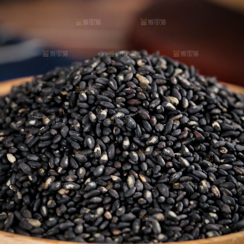 木板上放着一盘黑芝麻