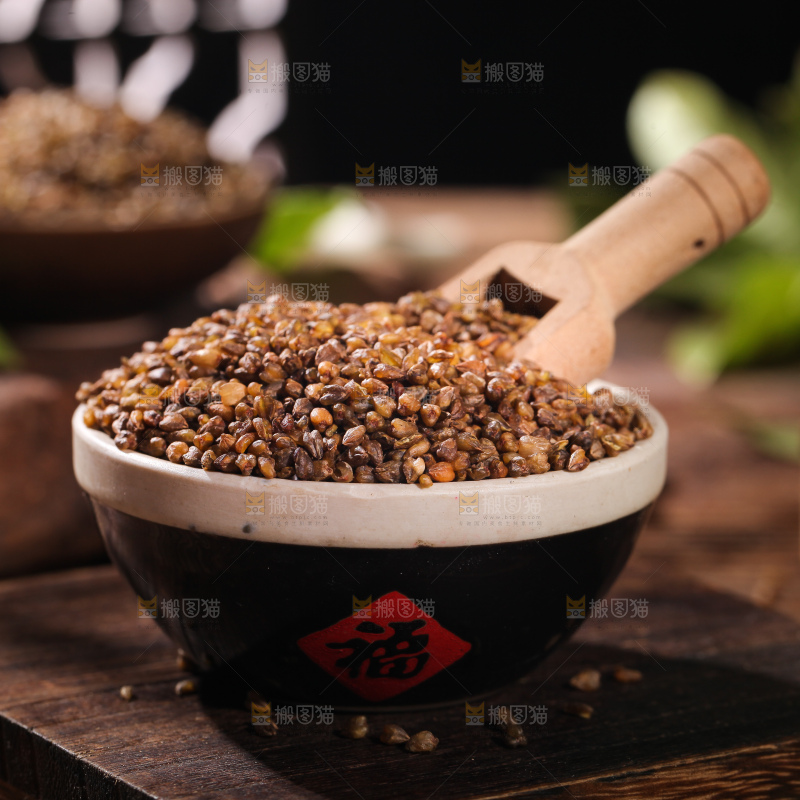 木板上放着一碗苦荞