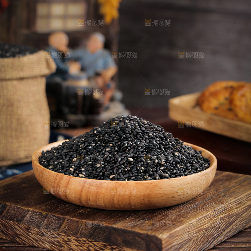 木板上放着一盘黑芝麻