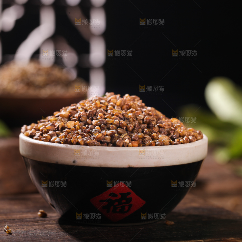 木板上放着一碗苦荞
