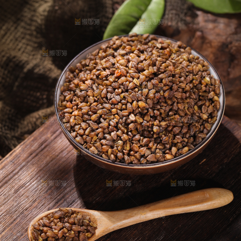 木板上放着一碗苦荞米