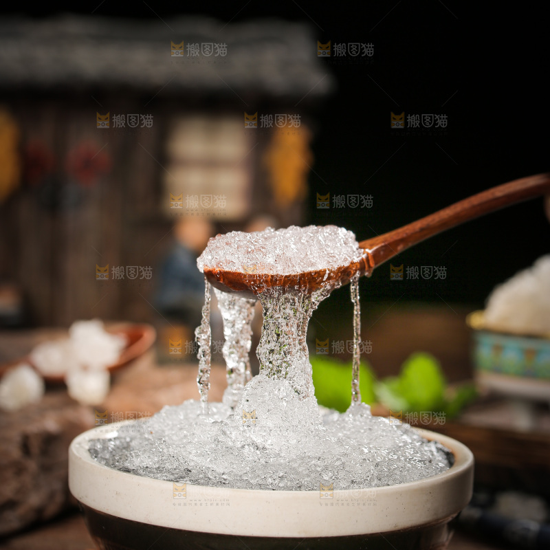 勺子上舀着拉丝雪燕