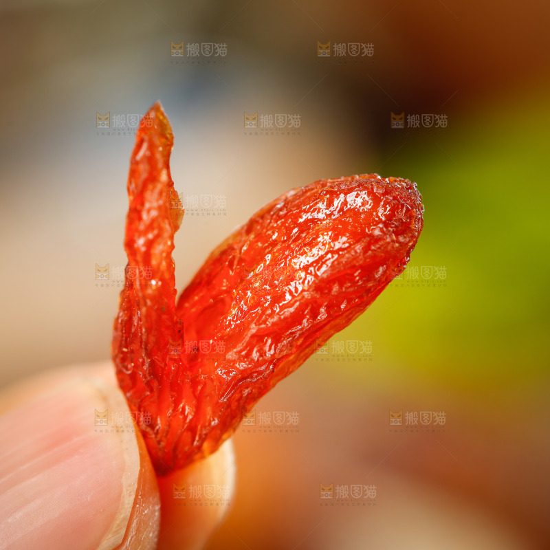 手里拿着红葡萄干