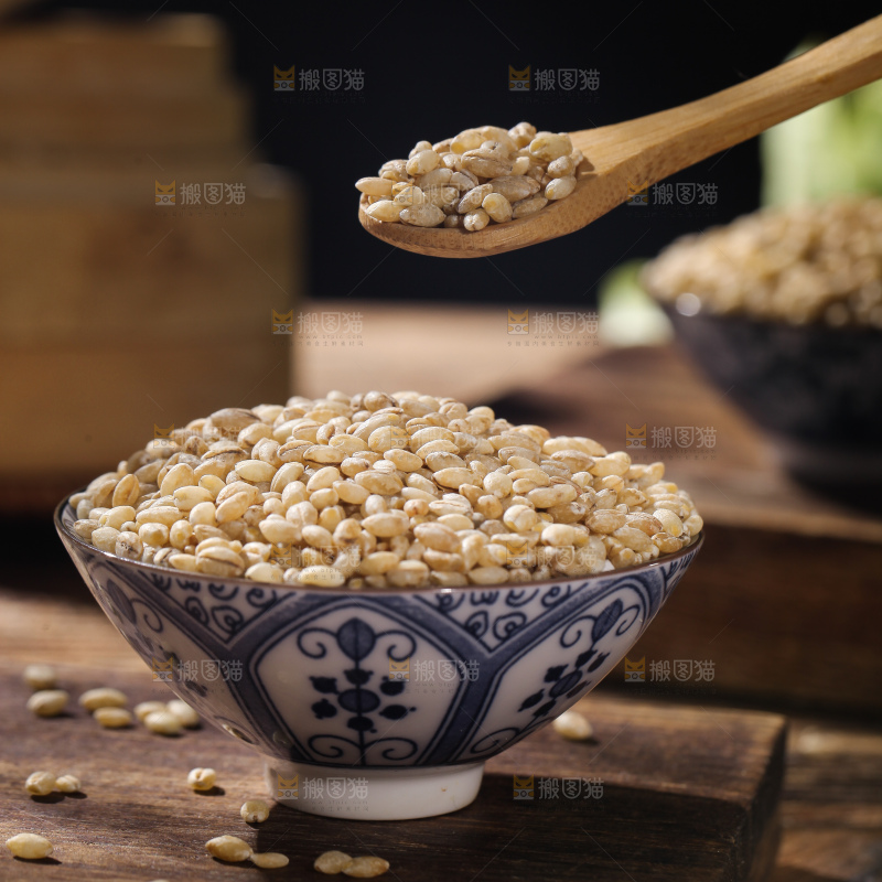 木板上放着一盘白青稞米