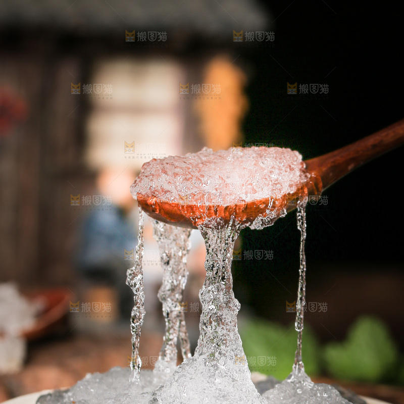 勺子上舀着拉丝雪燕
