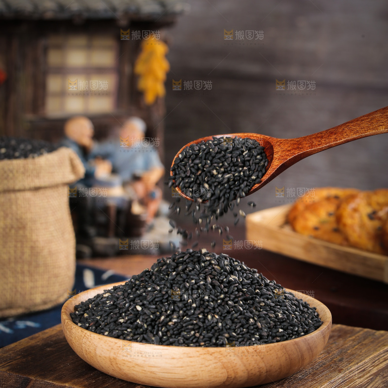勺子上舀着黑芝麻粒