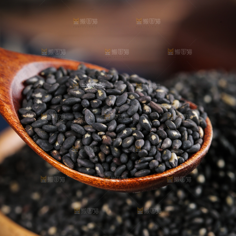 勺子上舀着黑芝麻粒