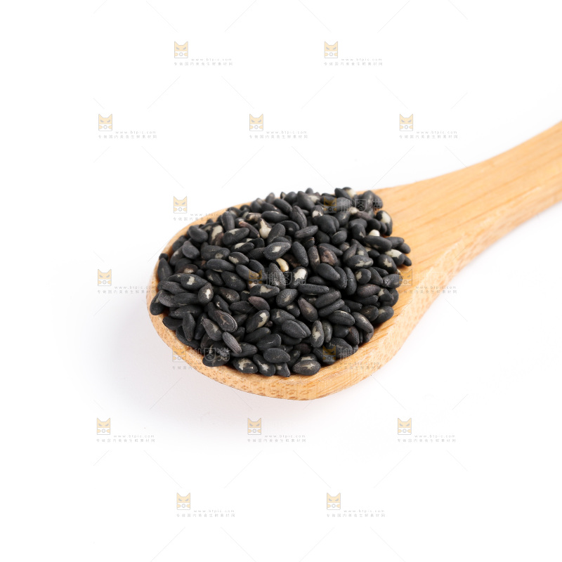 勺子上舀着黑芝麻粒