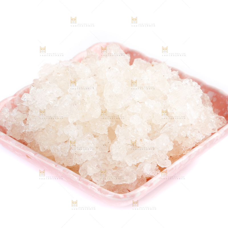 白底上放着一碟雪燕