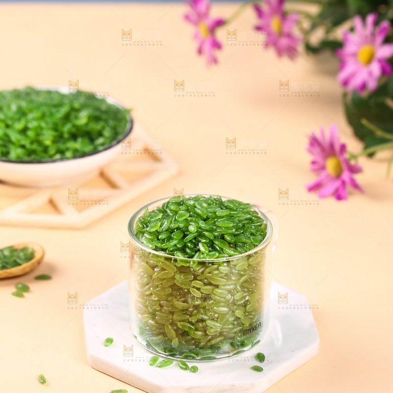 石板上放着一杯绿香米
