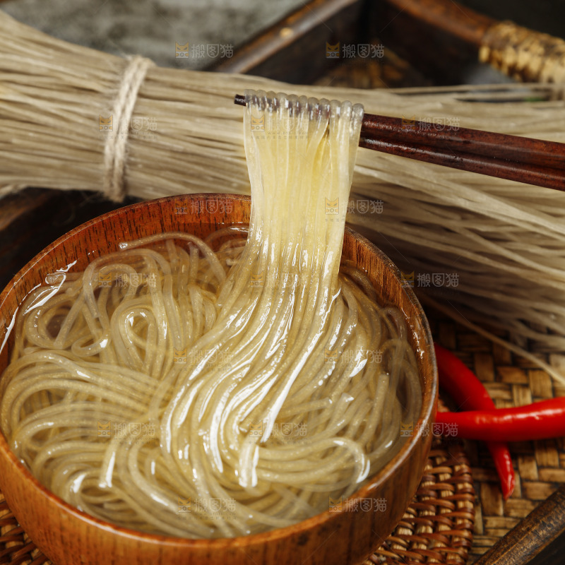 筷子夹起泡发的红薯粉