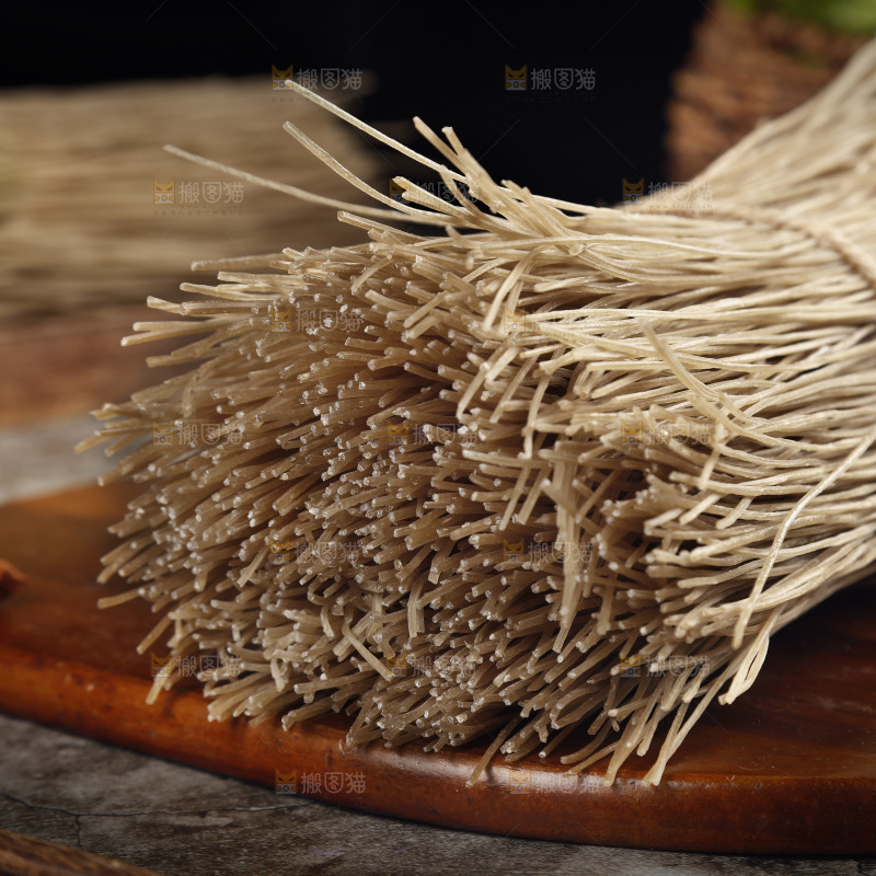 木板上放着红薯粉丝