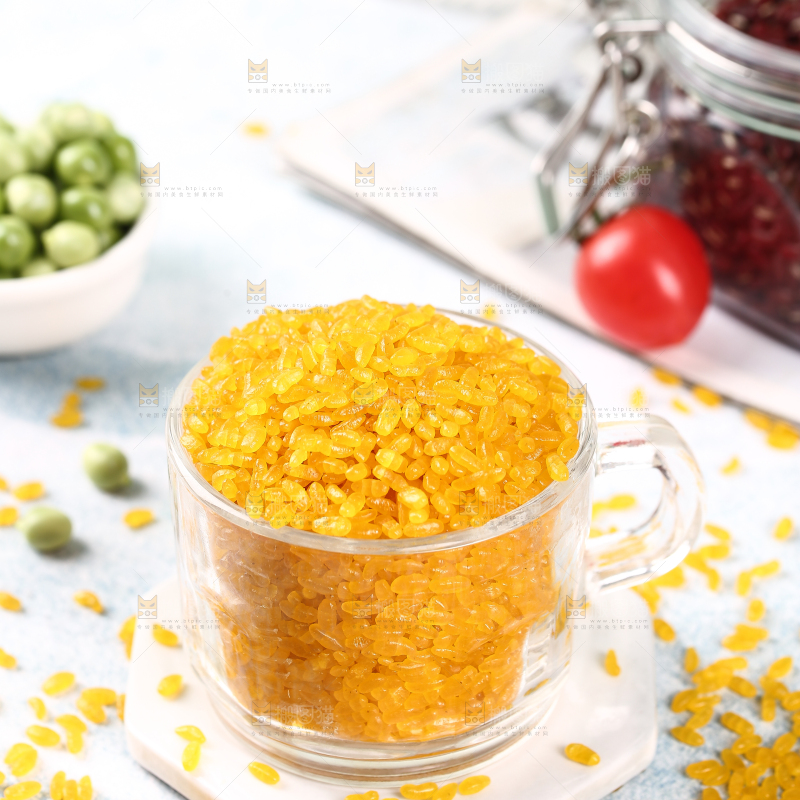 白底上放着一杯黄金米