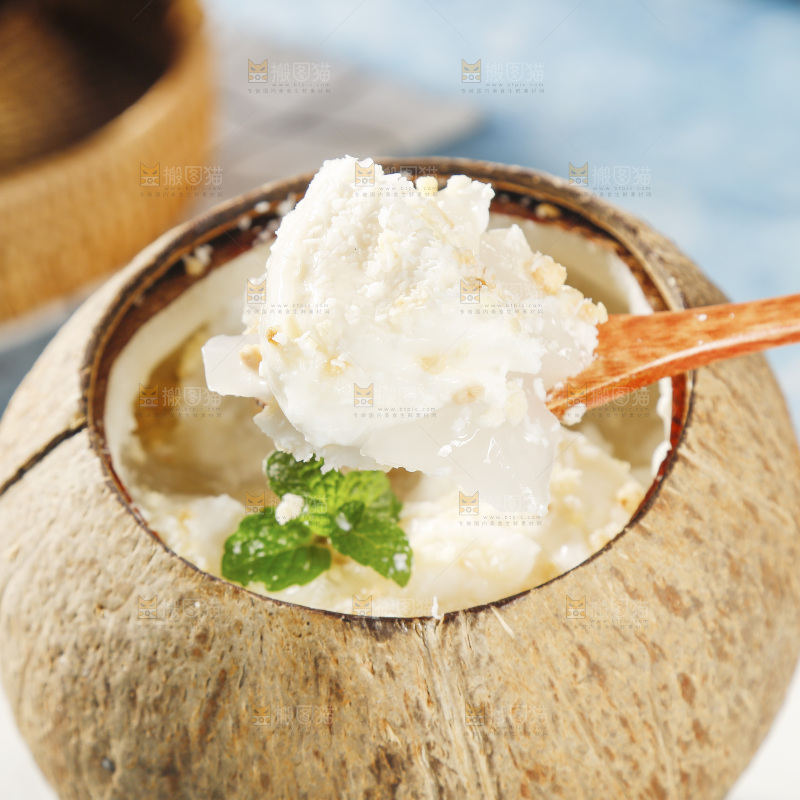 勺子上舀着椰子冻果肉
