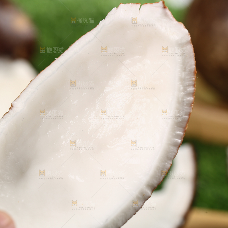 手里拿着椰肉