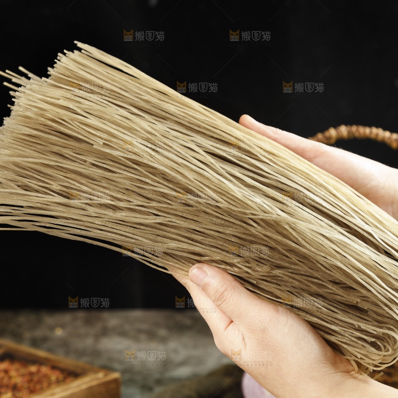 手里拿着红薯粉