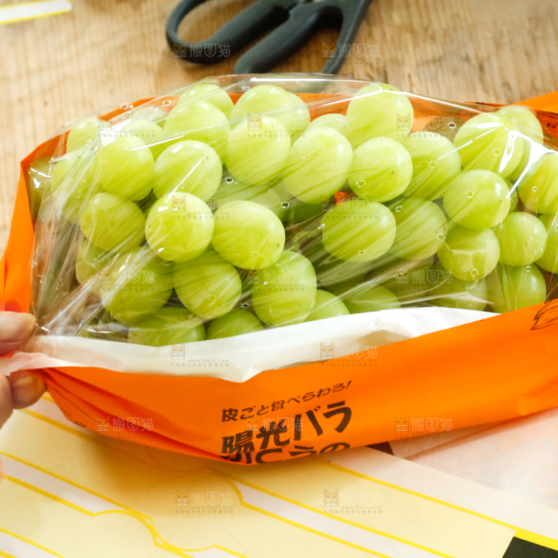 手里包装阳光玫瑰葡萄