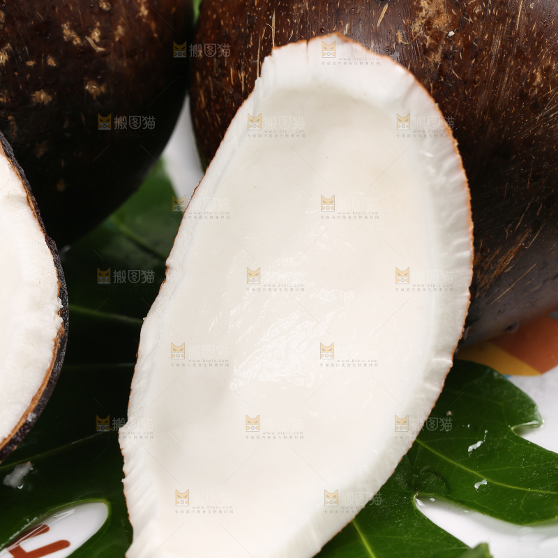 盘子里切块的椰肉