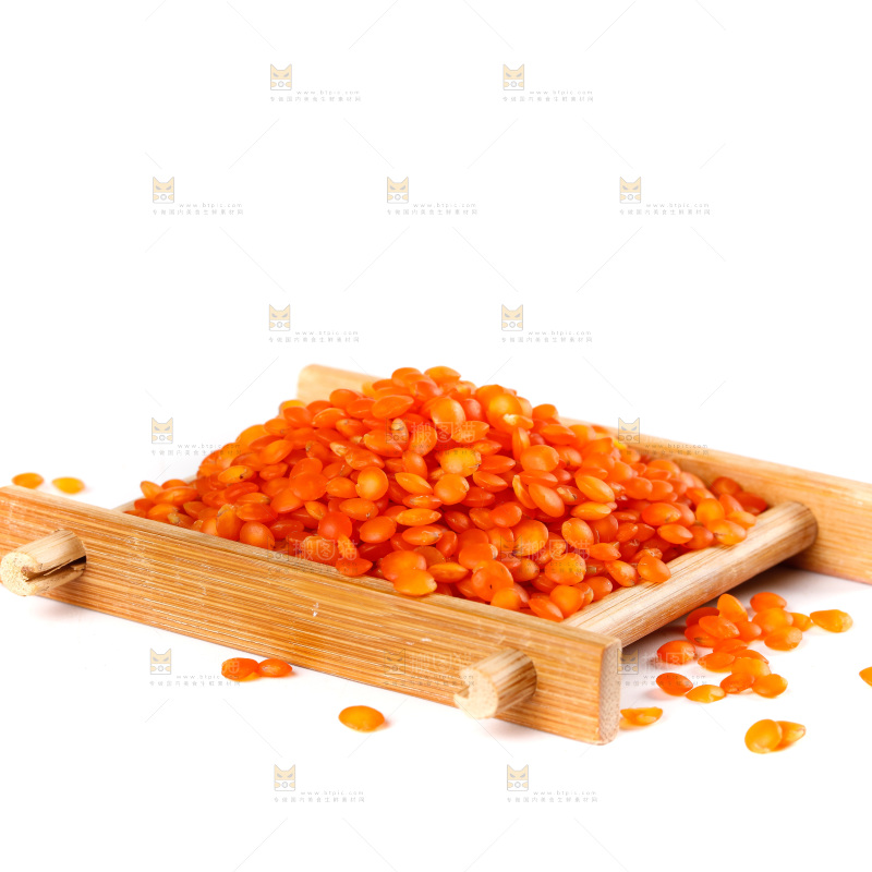 木板上放着红扁豆