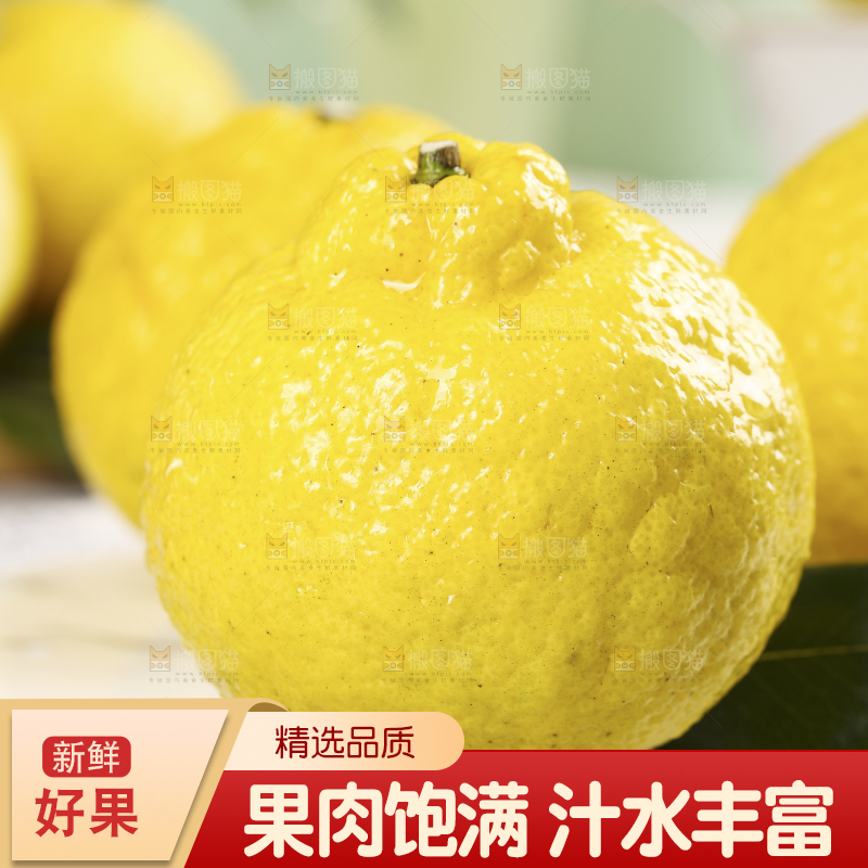 浅色底上摆放着一盘黄金贡柚