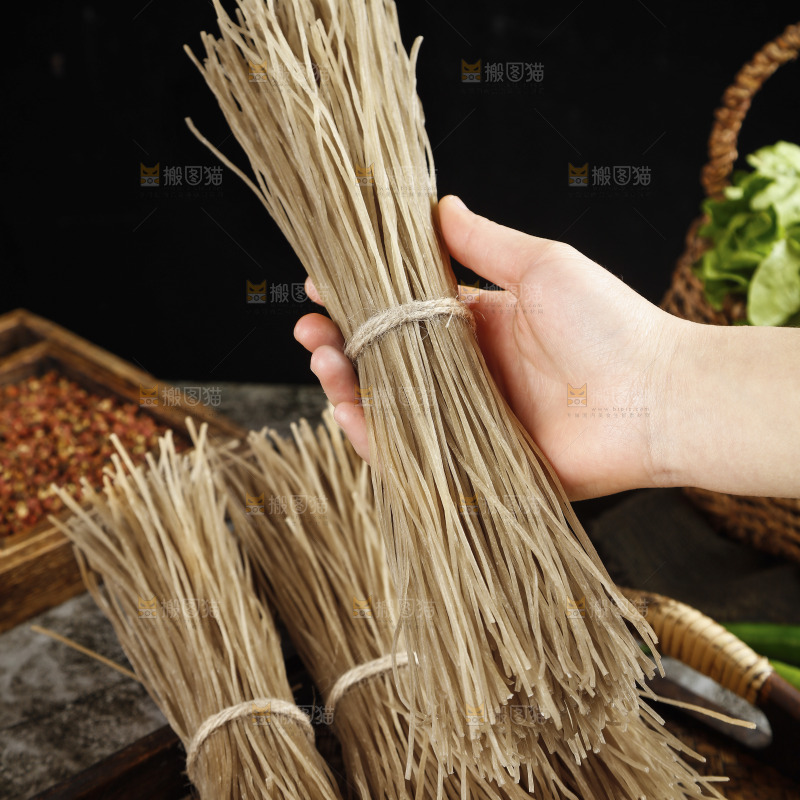 手里拿着红薯粉条
