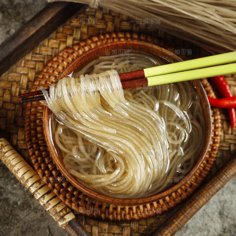 筷子夹起泡发的红薯粉