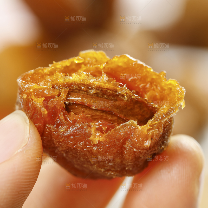 手里拿着吊干杏