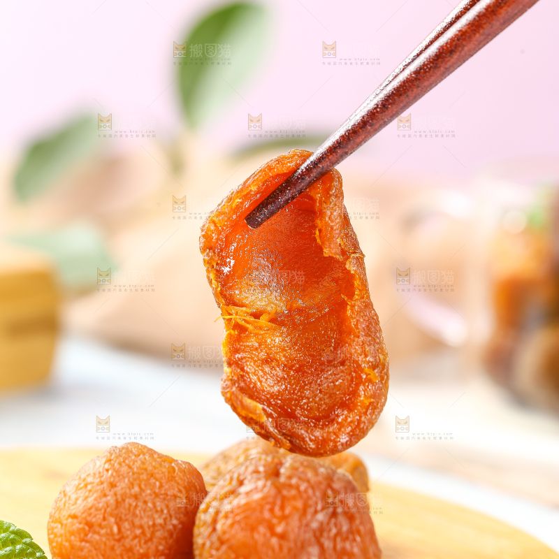 筷子上夹着吊干杏