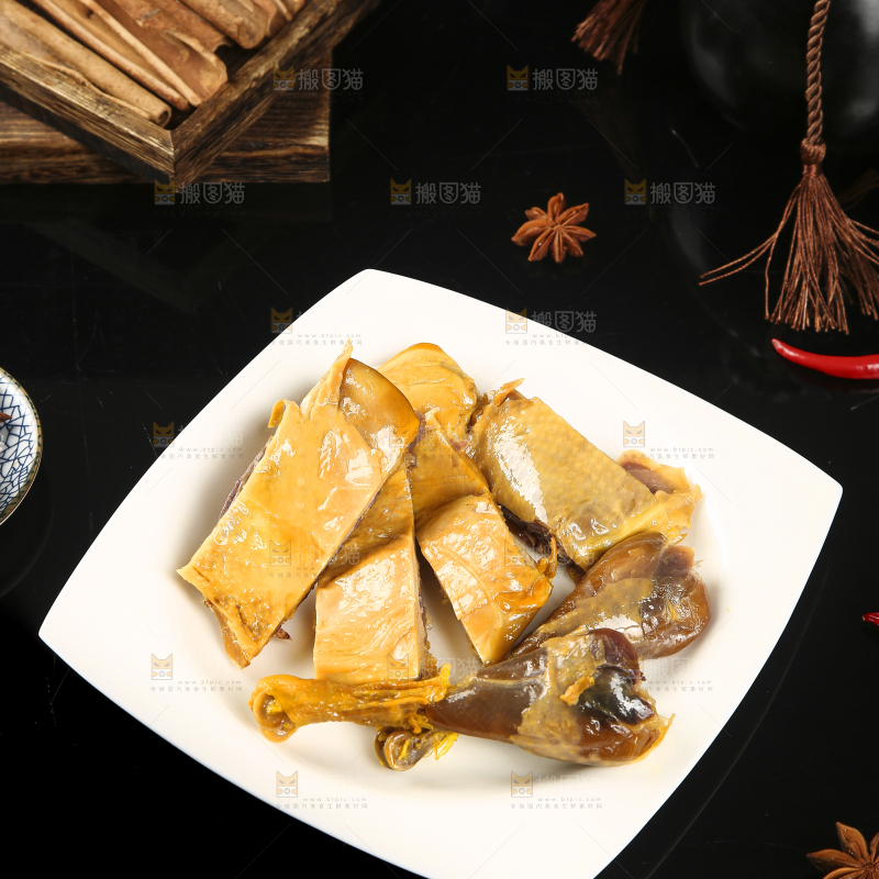 黑底上放着一盘十里风干鸡