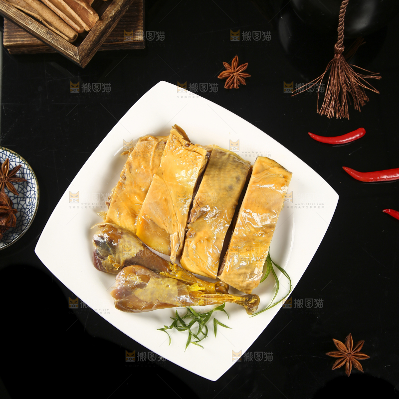 黑底上放着一盘十里风干鸡