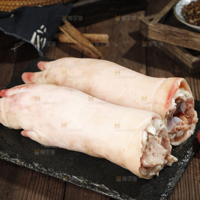 黑石板上放着猪蹄子