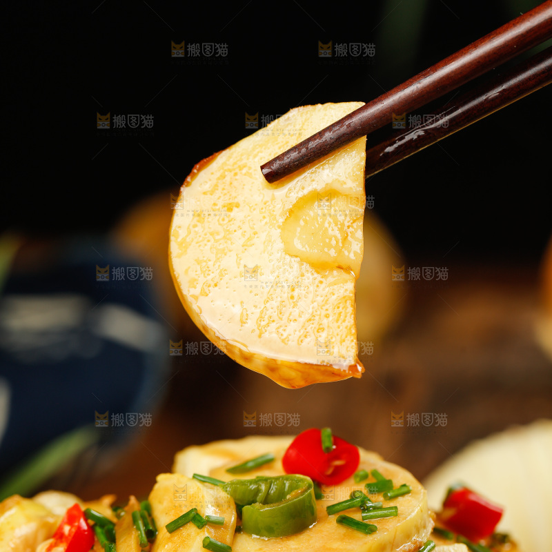 筷子上夹着冬笋烧辣椒