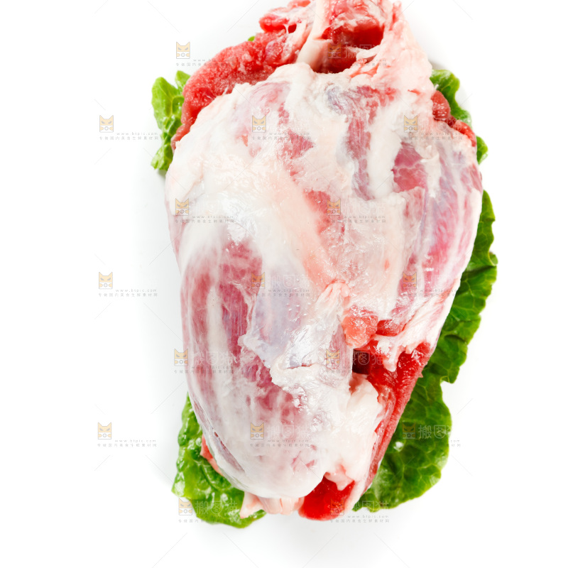 白底上放着新鲜牛腱子肉
