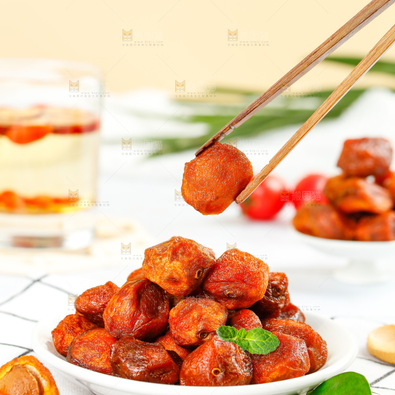 筷子上夹着吊干杏