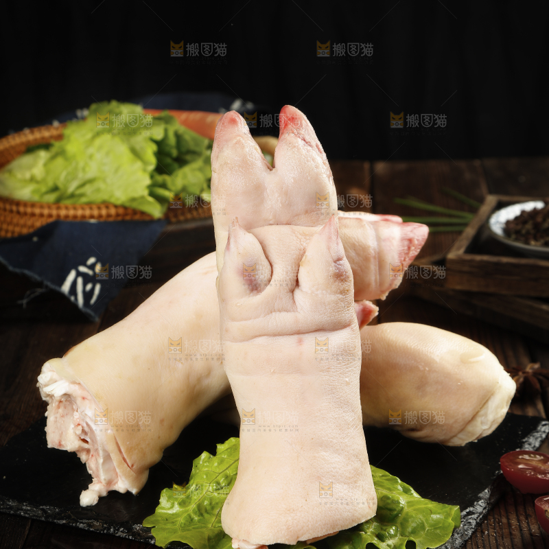 黑石板上放着猪蹄子
