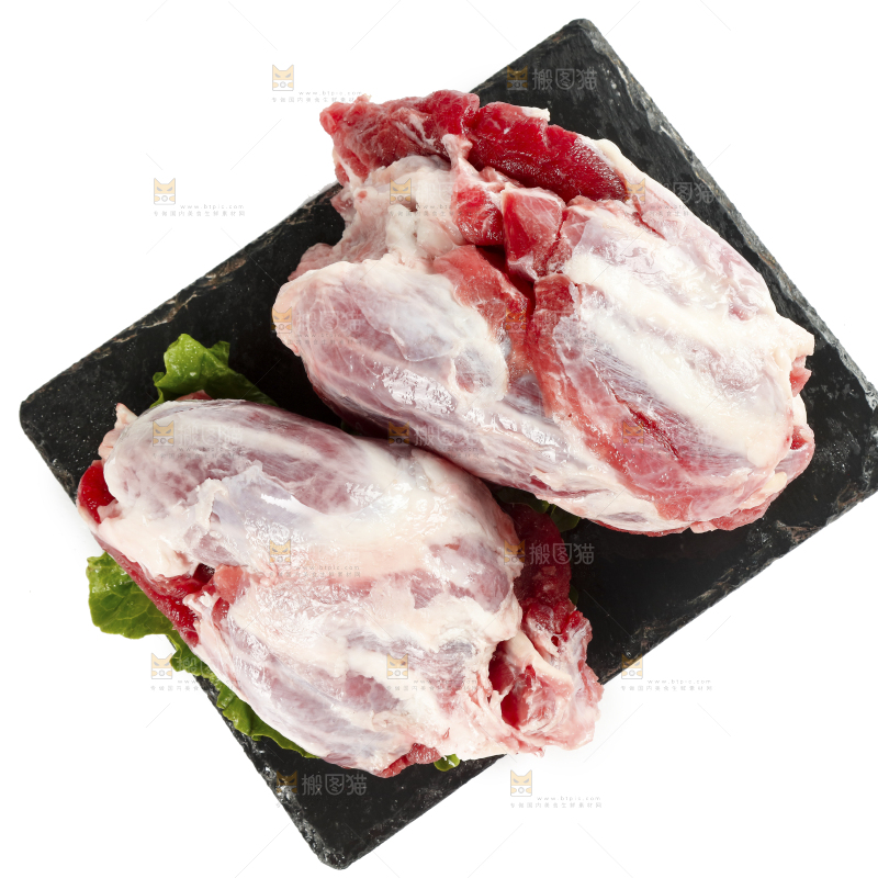 黑石板上放着牛腱子
