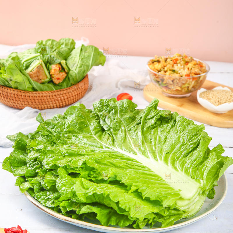 盘子里装着饭包叶