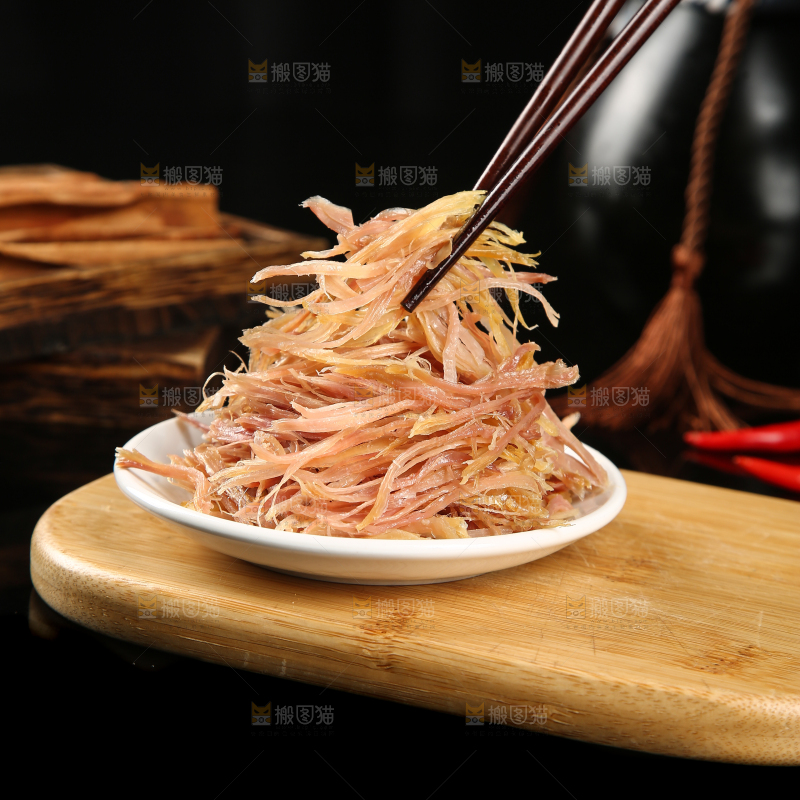 筷子上夹着鸡丝肉