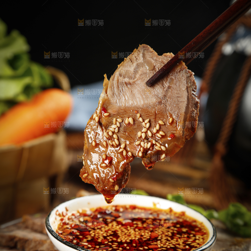 筷子上夹着牛腱子肉蘸辣椒