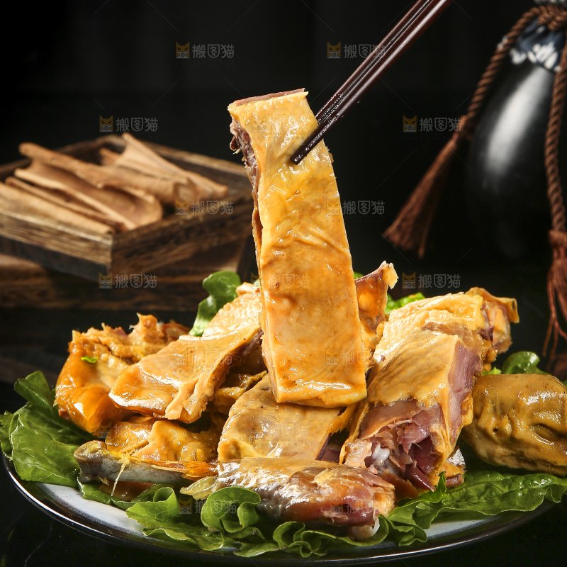 筷子上夹着风干鸡