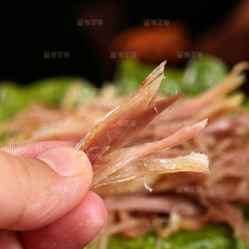 手里拿着撕开的鸡肉