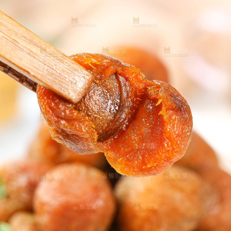 夹子上夹着杏干