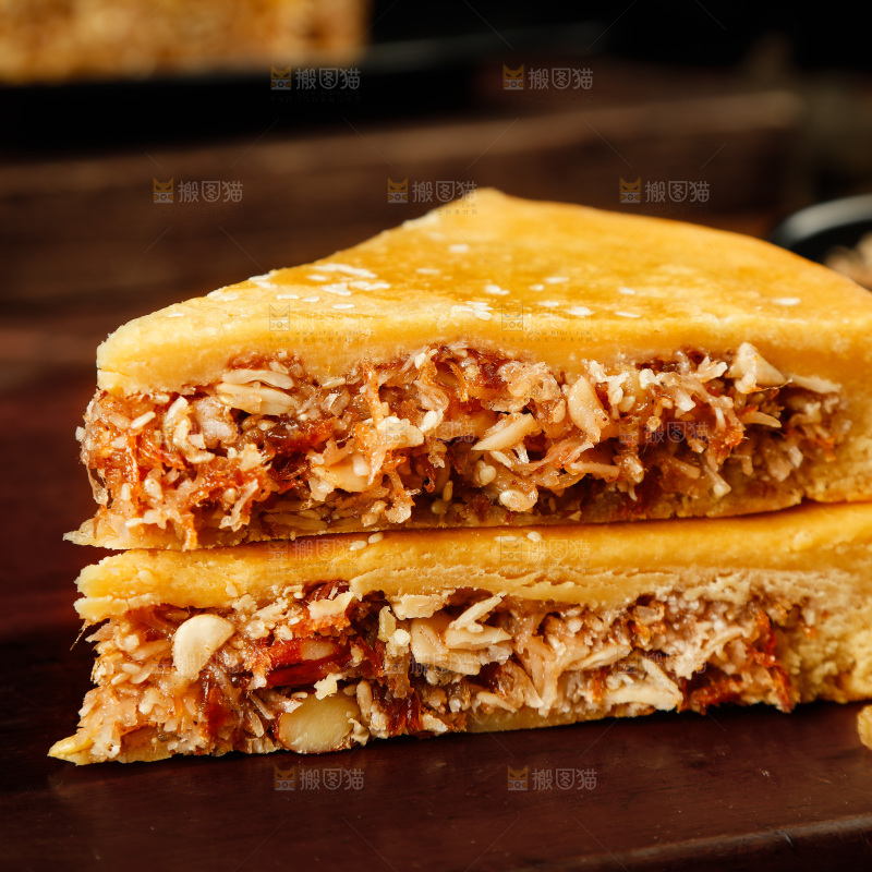 木板上放着切开的拖罗饼